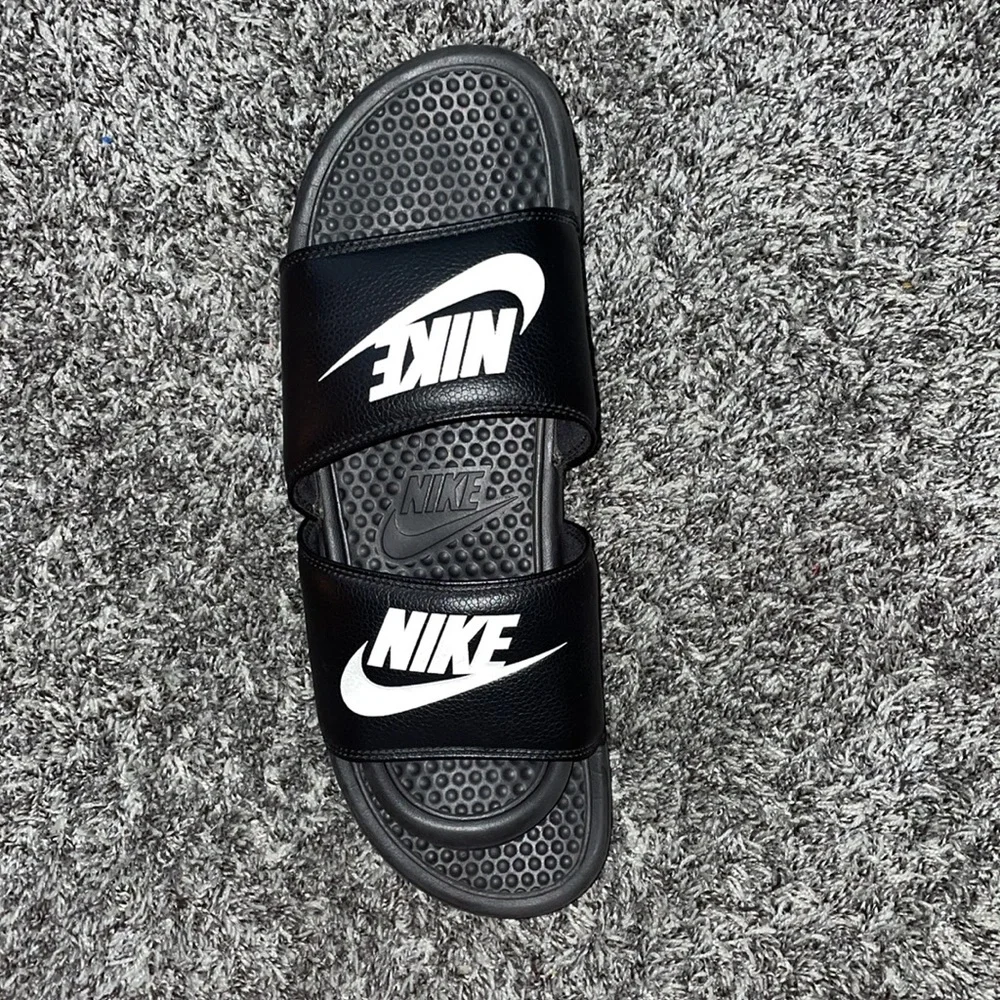 Black Nike slides - Picture 3 of 3